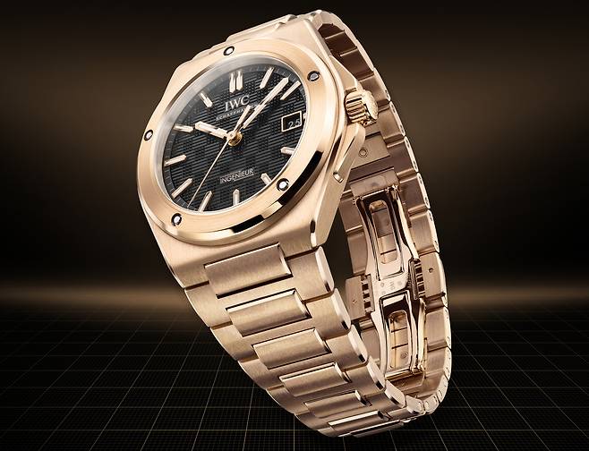 5N 레드 골드의 묵직함을 경험할 수 있는 인제니어 오토매틱 40mm 모델. 사진 IWC 샤프하우젠