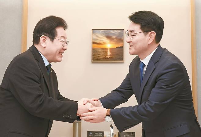 2025년 2월 21일 박용진(오른쪽) 전 의원은 이재명 당시 민주당 대표와 회동했다. 민주당의 ‘원팀’이 상징화된 순간이기도 했다. [연합뉴스]