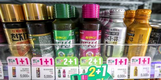 서울 한 편의점에 숙취 해소제가 진열돼 있다. 뉴시스