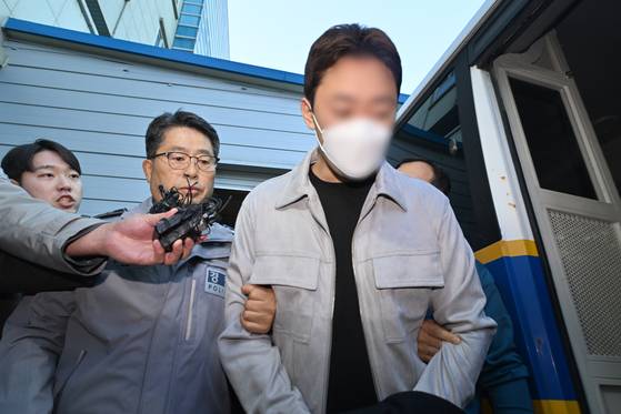 광주 새벽 도심에서 마세라티 차량을 몰다 뺑소니 사망사고를 낸 뒤 달아났던 김모(32)씨가 지난해 10월 4일 광주 서구 광주서부경찰서에서 검찰로 송치되고 있다. 뉴시스