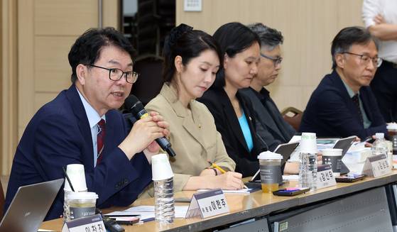 국정기획위원회 이한주 위원장이 19일 정부세종컨벤션센터에서 열린 사회1분과의 고용노동부 업무보고에서 발언하고 있다. 연합뉴스