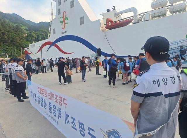 ▲ 동해해양경찰서는 19일 울릉도를 방문한 관광객들을 대상으로 ‘구명조끼 착용 캠페인’을 했다.