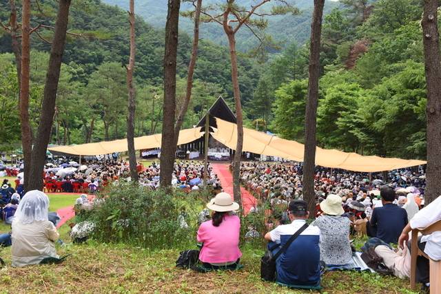 ▲ 올해 102회째를 맞은 풍수원성체현양대회가 천주교 춘천교구(교구장 김주영)와  천주교 원주교구(교구장 조규만) 공동 주관으로 19일 강원 횡성 풍수원성당 일대에서 개최됐다.