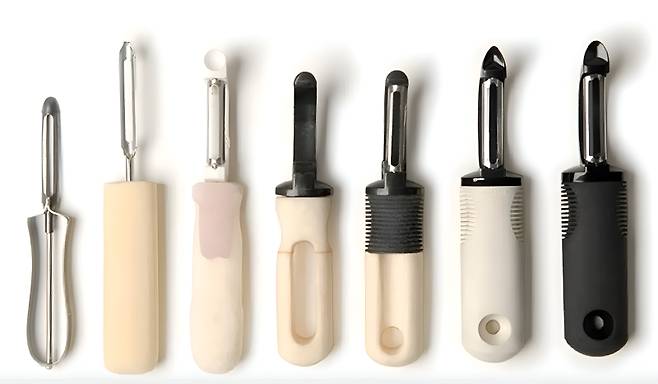 ▲ 2전시관-미국 스마트 디자인의 '옥소 굿그립 감자칼(Oxo GoodGrips Potato Peeler)' [광주디자인비엔날레]