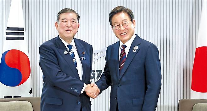 < 李대통령, 취임 14일 만에 ‘韓日 정상회담’ > 이재명 대통령과 이시바 시게루 일본 총리가 17일(현지시간) 캐나다 앨버타주 캐내내스키스에서 첫 한·일 정상회담을 열었다. 양국 정상은 한·미·일 공조를 강화하기로 합의했다. /김범준 기자