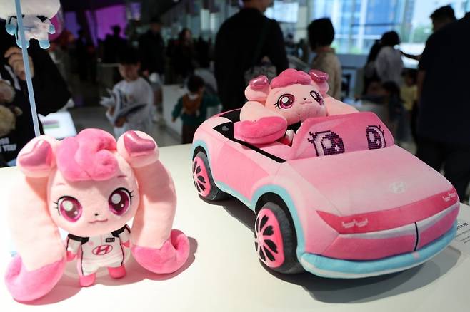 어린이날 경기 고양시 일산서구 현대 모터스튜디오 고양에서 인기 애니메이션 '캐치! 티니핑'과 협업해 열린 '유스 어드벤처' 전시회에서 어린이가 장난감을 살펴보고 있다./사진=뉴스1