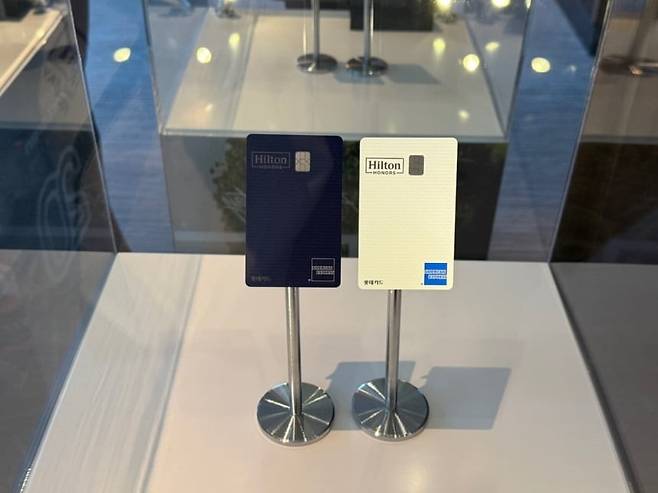 힐튼이 롯데카드·아메리칸 익스프레스와 함께 출시한 카드 2종. 사진=힐튼 제공