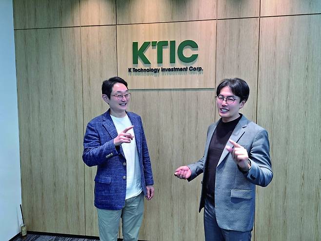 윤주섭 케이기술투자 대표(사진 오른쪽), 김태형 케이기술투자 상무.