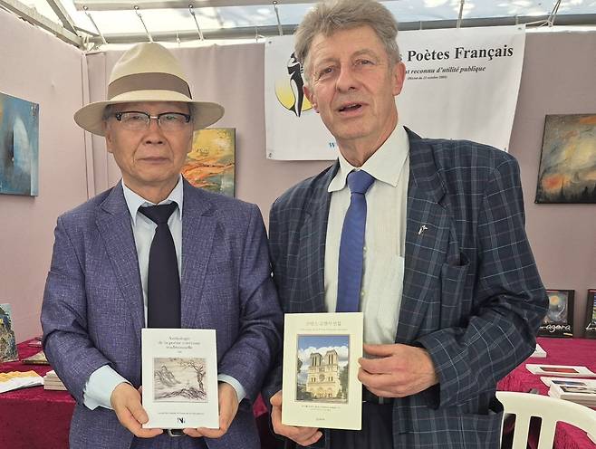 지난 18일 제42회 '파리 시 전시회'에 참가한 한불문화교류센터의 조홍래 이사장(왼쪽)과 장 샤를 도르주 프랑스시인협회장.