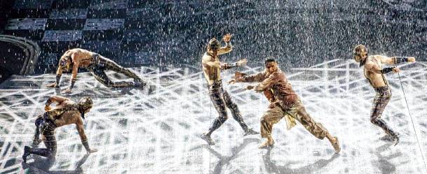 순식간에 바뀐 무대에서 이어지는 배우들의 결투 장면.  스튜디오 한