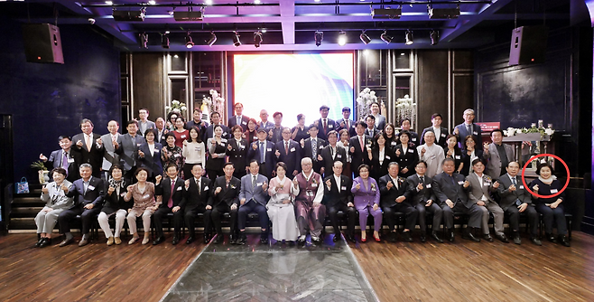 손효숙 리박스쿨 대표가 지난 2023년 9월 25일 서울 종로구 성균관컨벤션웨딩홀에서 열린 성균관컨벤션웨딩홀 제21기 민주평통종로구협의회 출범식에 참석해 기념사진을 촬영하고 있다. 민주평화통일자문회의 웹사이트 갈무리