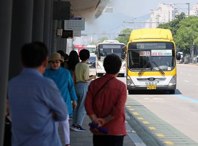 지난 18일 광주 서구 광천동 버스정류장에서 시민들이 시내버스를 기다리고 있다. 연합뉴스