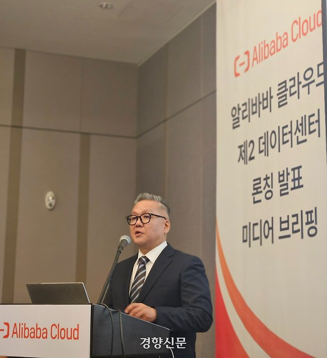 윤용준 알리바바 클라우드 인텔리전스 한국 총괄 지사장이 19일 서울 강남구 그랜드 인터컨티넨탈 서울 파르나스에서 열린 미디어 브리핑에서 새로 문을 여는 제2 데이터센터에 대해 설명하고 있다.  최민지 기자