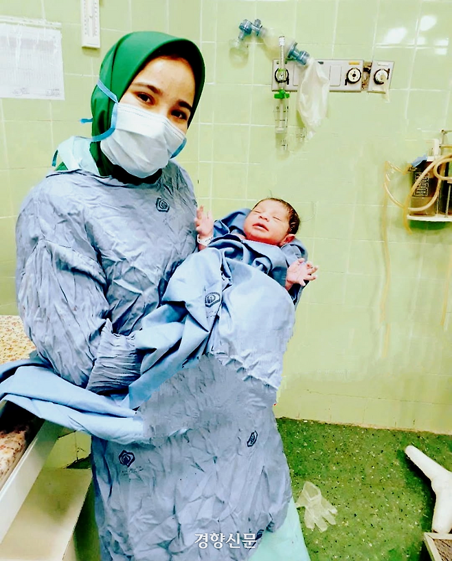 카디제가 2019년 이란 한 의과 대학에 다닐 때 했던 실습 시간에 아이와 함께 찍은 사진. 카디제는 전북 전주시 한 대학교에서 간호학과에 다니고 있다. 카디제 제공