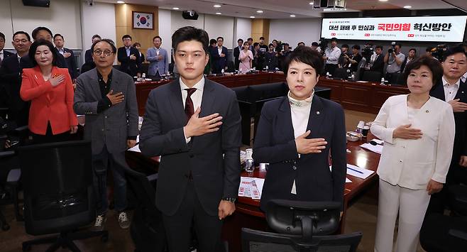 국민의힘 김용태 비상대책위원장(앞줄 오른쪽 세번째)과 소속 의원들이 19일 국회 의원회관에서 ‘당의 혁신을 바라는 의원모임’ 주최로 열린 토론회에서 국기에 경례하고 있다. 연합뉴스