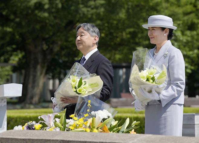 나루히토 일왕(왼쪽)과 마사코 왕비가 19일 히로시마 평화기념공원 내 원자폭탄 희생자 위령비에 헌화하고 있다. AP연합뉴스