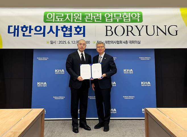 김정균 ㈜보령 대표이사(왼쪽)와 김택우 대한의사협회 회장이 업무 협약을 체결한 후 기념 촬영을 하고 있다.  ㈜보령 제공
