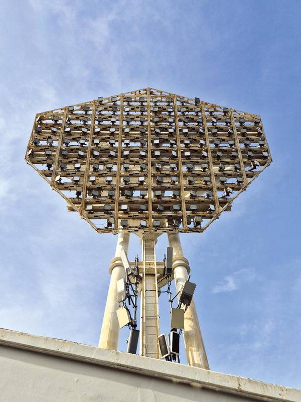 프로야구 경기를 위해 적절한 밝기, 음영 및 눈부심 방지를 위한 세심한 조명이 필요하다. 사진은 사직구장 조명탑 모습.