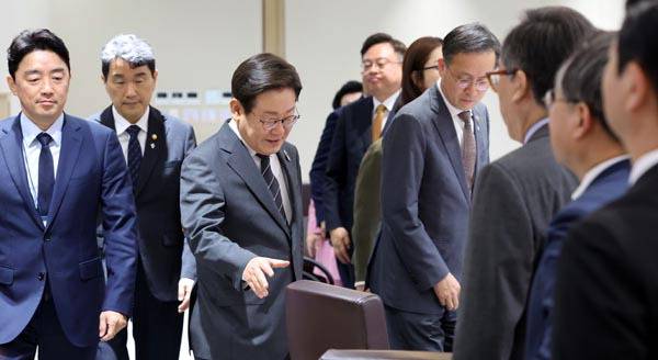 이재명 대통령이 19일 용산 대통령실에서 국무회의에 입장하고 있다. 연합뉴스