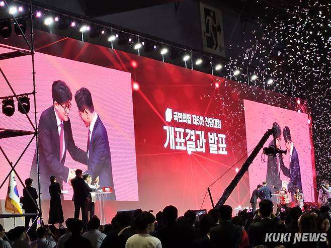 한동훈 전 국민의힘 대표가 지난 3일 제5차 전당대회에서 개표결과 발표 후 김문수 전 국민의힘 대선후보와 악수를 나누고 있다. 윤상호 기자