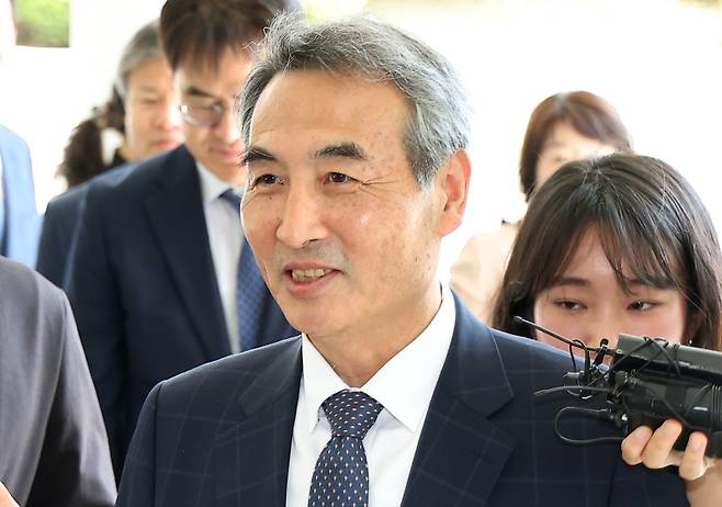 윤석열 전 대통령의 부인 김건희 여사에 대한 의혹을 수사할 민중기 특별검사가 박세현 서울고등검찰청장 면담을 위해 18일 서울 서초구 서울고검으로 향하고 있다. 연합뉴스