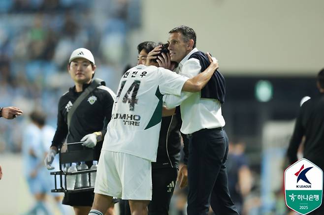거스 포옛 감독과 전진우. 한국프로축구연맹 제공