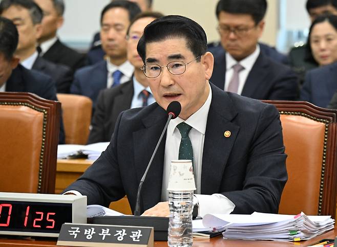 김용현 국방부 장관이 지난해 서울 국회에서 열린 국방위원회 국정감사에서 의원 질의에 답하고 있다. 이병주 기자