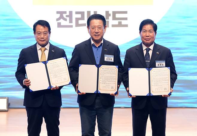 김영록 전라남도지사가 18일 여수엑스포컨벤션센터에서 열린 ‘전라남도 해상풍력 산업박람회’에 참석해 정기명 여수시장, 공영민 고흥군수와 해상풍력 보급 확대를 위한 동부권 13GW 비전선포 도-시·군 공동결의문을 발표하고 있다. 전남도 제공