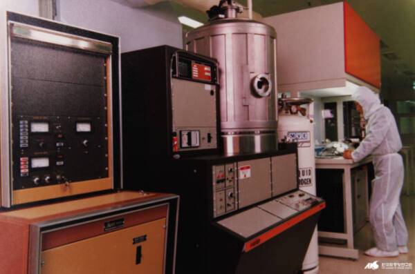 반도체 생산 자료사진. 한국민속문화대백과