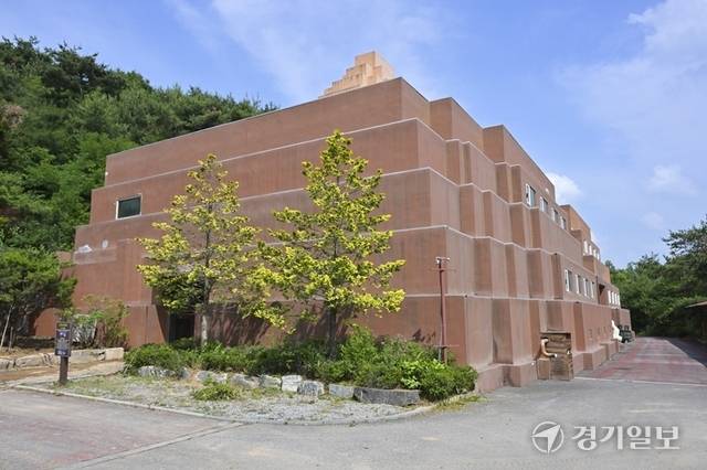 독특한 외관을 지닌 예아리 박물관 메인 전시관의 외관 전경. 홍기웅기자