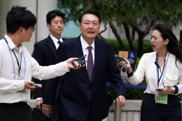 윤석열 전 대통령이 16일 서울 서초구 서울중앙지방법원에서 열린 내란 우두머리 혐의·직권남용 권리행사 방해 혐의 사건 7차 공판을 마치고 취재진의 질문을 받으며 법원을 나서고 있다. 연합뉴스