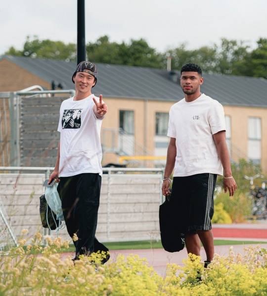 'V자'를 그리며 훈련장에 도착한 조규성(왼쪽). 사진[연합뉴스]