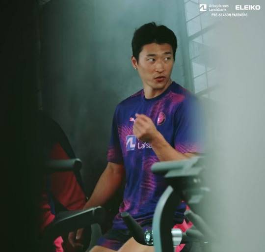 실내 자전거를 타며 동료와 이야기를 나누는 조규성. 사진[연합뉴스]