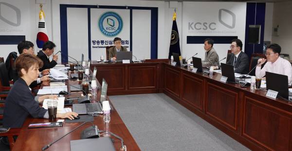 ▲ 회의하고 있는 21대 대선 선거방송심의위원회. ⓒ연합뉴스
