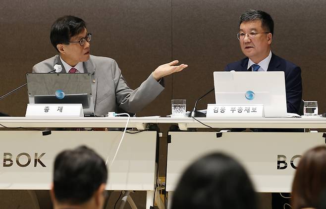 이창용 한국은행 총재가 18일 오후 서울 중구 한국은행 별관 컨퍼런스홀에서 열린 물가안정목표 운영상황 점검 설명회에서 김웅 부총재보와 대화를 나누고 있다. [사진 = 뉴스1]