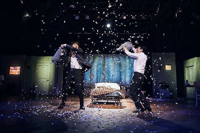 연극 ‘킬 미 나우’에서 장애가 없는 조이와 아프지 않은 제이크가 베개 싸움을 하는 상상 장면. 연극열전