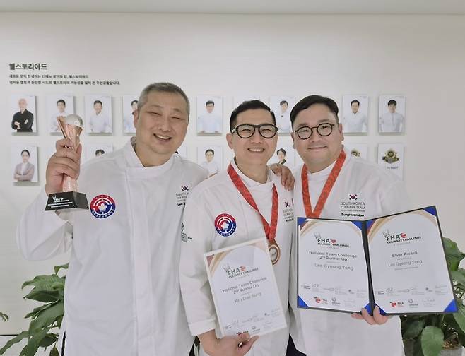 FHA 대회에서 은메달을 수상한 이경용·김대성·주성환 셰프(왼쪽부터). [이효석 기자]