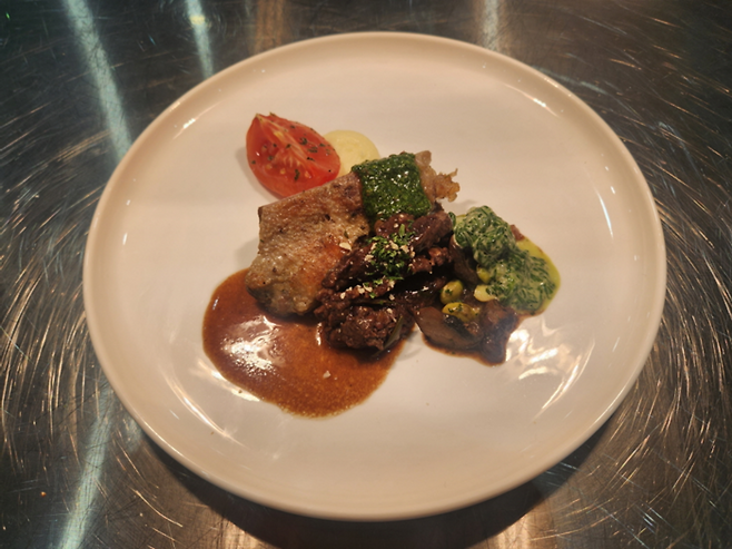 결승전(3코스 30인분 블랙박스 경연)에서 선보인 메인 요리로 콩피를 한 오리 다리와 압력으로 조리한 소갈비찜, 매시포테이토, 데미소스, 시금치 크림으로 구성됐다. [사진 = 본인]