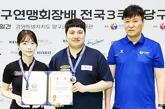 공동3위를 차지한 (왼쪽부터) 김소원 장수빈이 대한당구연맹 성인철 대회위원장과 포즈를 취하고 있다. (사진=대한당구연맹)