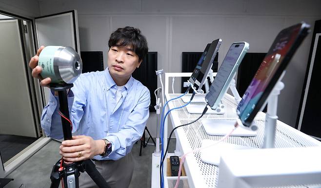 서울 마곡 LG유플러스 사옥에 위치한 인공지능(AI) 음성인식 시험실에서 회사 관계자가 관련 설비 시스템을 시연하고 있다.  LG유플러스
