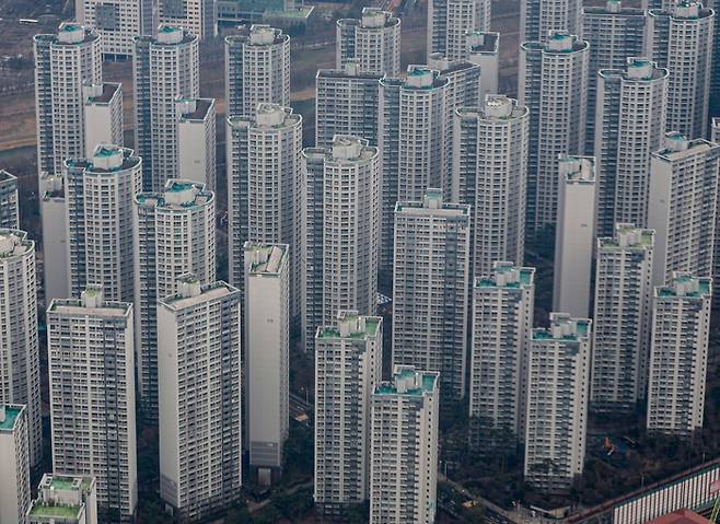 서울 송파구 롯데월드타워에서 바라본 잠실 일대 아파트의 모습. [사진 = 연합뉴스]