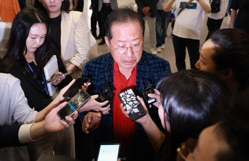 인터뷰하는 홍준표 전 대구시장 [사진 출처 = 연합뉴스]