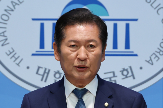 더불어민주당 정청래 의원이 지난 6월 15일 서울 여의도 국회 소통관에서 당대표 선거 출마 기자회견을 하고 있다. (출처=연합뉴스)