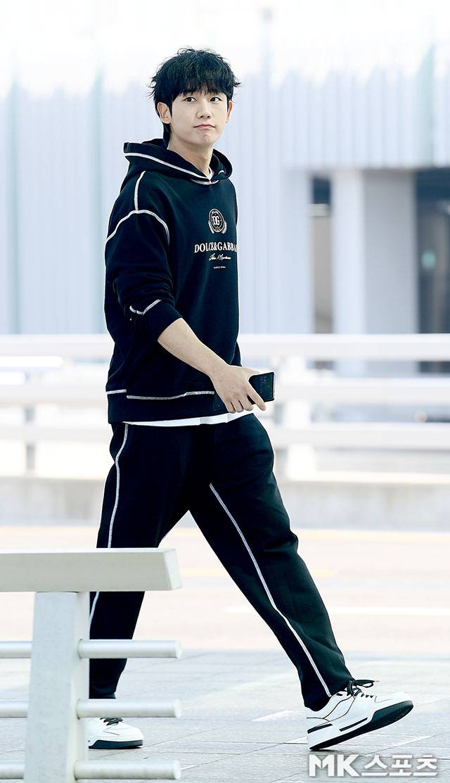 배우 정해인과 김우빈이 18일 나란히 인천공항에 모습을 드러냈다. 사진=김영구 기자