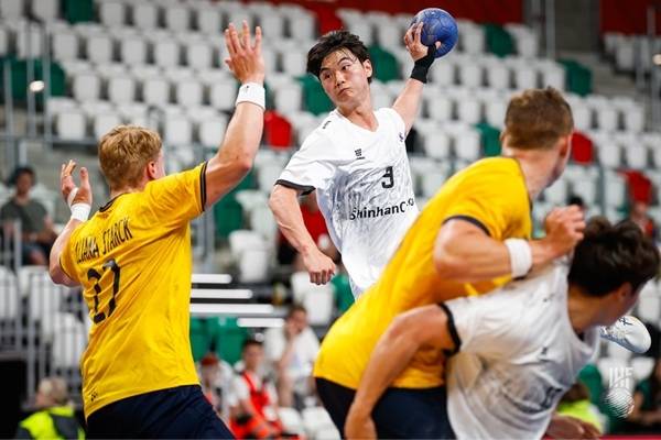사진 제25회 세계주니어핸드볼선수권대회 스웨덴을 상대로 문진혁이 슛을 시도하는 모습, 사진 출처=국제핸드볼연맹
