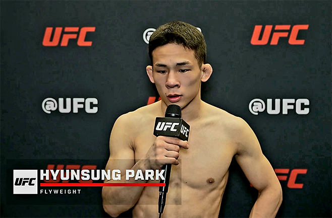 박현성이 2025년 5월 미국 네바다주 엔터프라이즈 UFC on ESPN+ 114 오피셜 포스트 파이트 인터뷰를 하고 있다. 사진=TKO