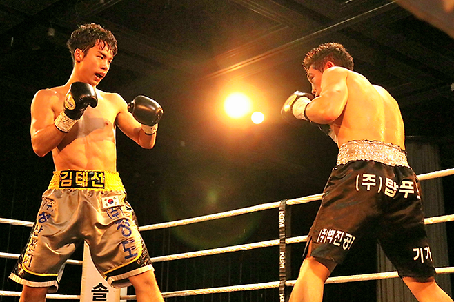챔피언 김태선이 2025년 6월 부산광역시 농심호텔 허심청 대청홀 특설링 사단법인 한국복싱커미션 슈퍼페더급 타이틀 4차 방어전에서 도전자 임진욱을 상대하고 있다. 사진=KBM