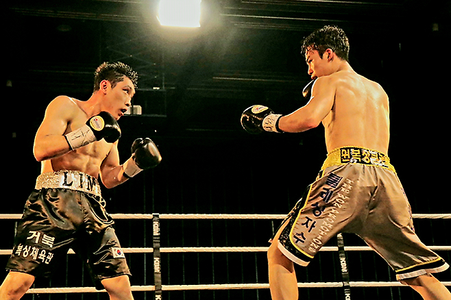 챔피언 김태선이 2025년 6월 부산광역시 농심호텔 허심청 대청홀 특설링 사단법인 한국복싱커미션 슈퍼페더급 타이틀 4차 방어전에서 도전자 임진욱을 상대하고 있다. 사진=KBM