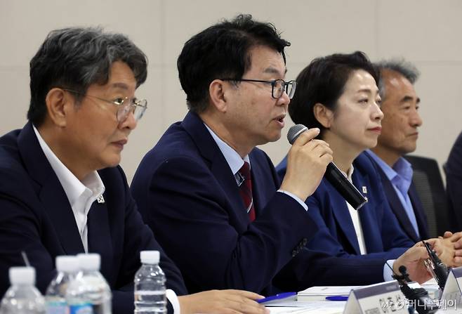 [세종=뉴시스] 강종민 기자 = 이한주 국정기획위원장이 18일 오후 세종시 정부세종컨벤션센터에서 열린 경제2분과 중소벤처기업부 업무보고에서 발언하고 있다. 2025.06.18. ppkjm@newsis.com /사진=강종민