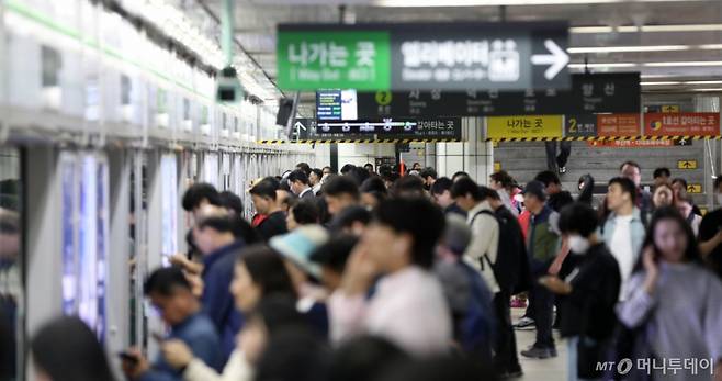 (부산=뉴스1) 윤일지 기자 = 부산 시내버스 노조가 총파업에 돌입한 28일 오전 부산 부산진구 도시철도 환승역인 서면역이 출근길 시민들로 붐비고 있다. 부산 시내버스 운행이 멈춘 건 준공영제 시행 18년 만에 처음이다. 2025.5.28/뉴스1 Copyright (C) 뉴스1. All rights reserved. 무단 전재 및 재배포, AI학습 이용 금지. /사진=(부산=뉴스1) 윤일지 기자